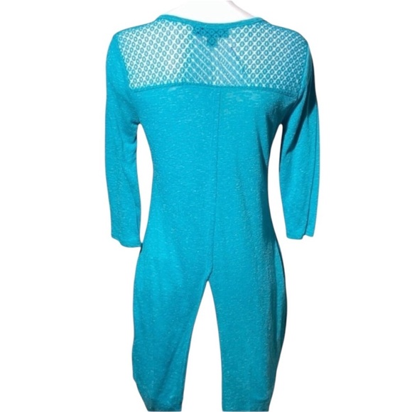 EUC Women’s Almost Famous Split Drop Tail Tee Shirt Size Large Teal - Picture 3 of 4